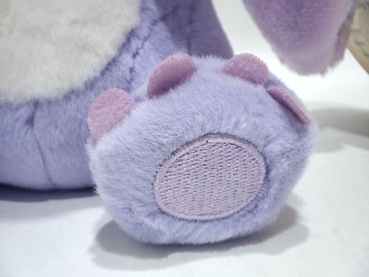 Cái đuôi kéo dài của Stitch có màu tím đáng yêu