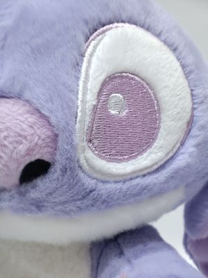 Cái đuôi kéo dài của Stitch có màu tím đáng yêu