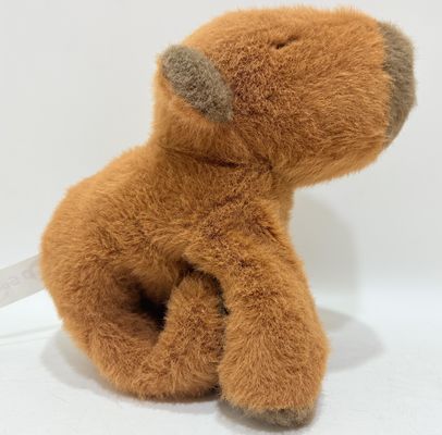 Chiếc vòng tay đồ chơi lông hoa Capybara có thể được đeo trên tay lái xe đạp, tay cầm vợt badminton và các vị trí khác.
